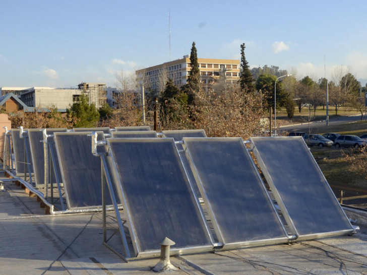 imagen Doce colectores solares producen agua caliente en el Comedor Universitario