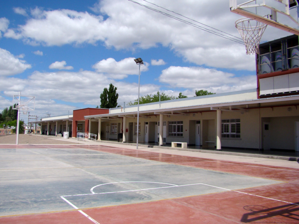 imagen Presentación de informe sobre especificaciones técnicas de edificios educativos