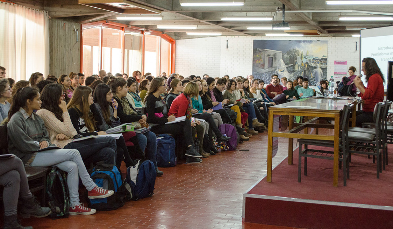 imagen Jules Falquet dictó conferencia sobre feminismo, globalización y violencia