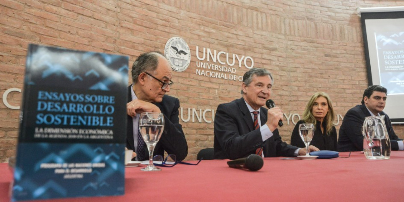 imagen Presentaron libro sobre el desarrollo sostenible en la UNCUYO