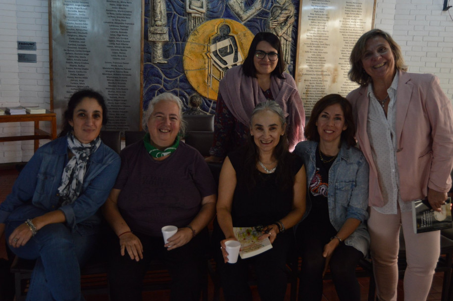 imagen Foto: (Archivo) De izquierda a derecha: Dra. Valeria Fernández Hasan, Claudia Korol, Dra. Alejandra Ciriza (abajo), Lic. Gabriela Maturano (arriba), Dra. Eva Rodríguez Agüero y Lic. Ariana Lucía Gómez.