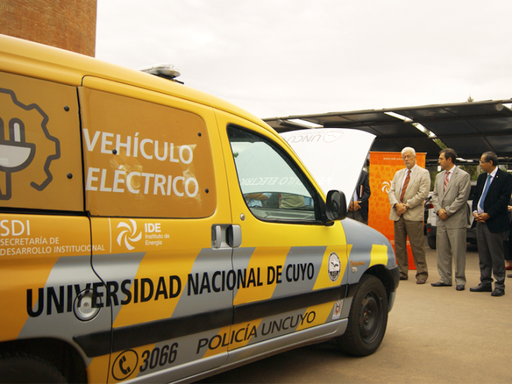imagen Nuevo auto eléctrico patrulla el Campus de la UNCuyo