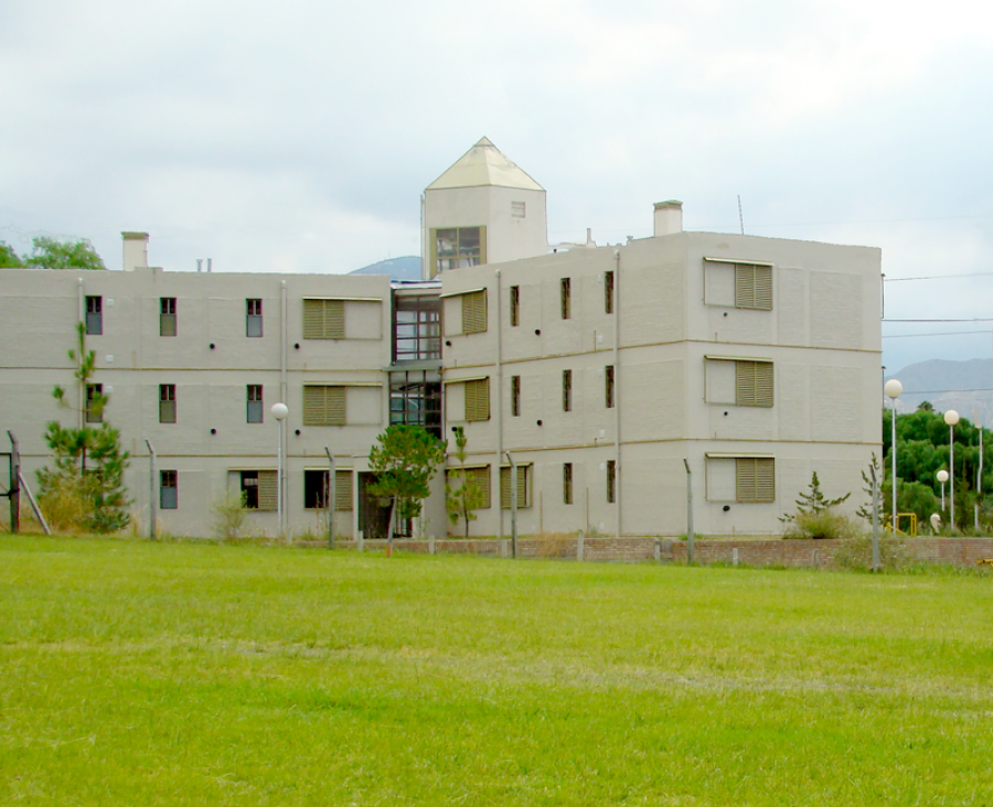 imagen Avanzan las obras del proyecto de investigación de colectores solares para agua caliente de uso sanitario en residencias universitarias de la UNCuyo